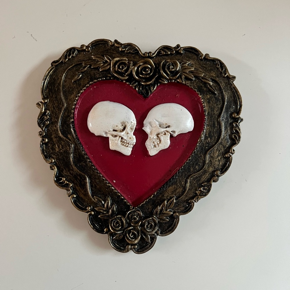 Heart-Shaped Skull Wall Decor - Picture 2 of 5